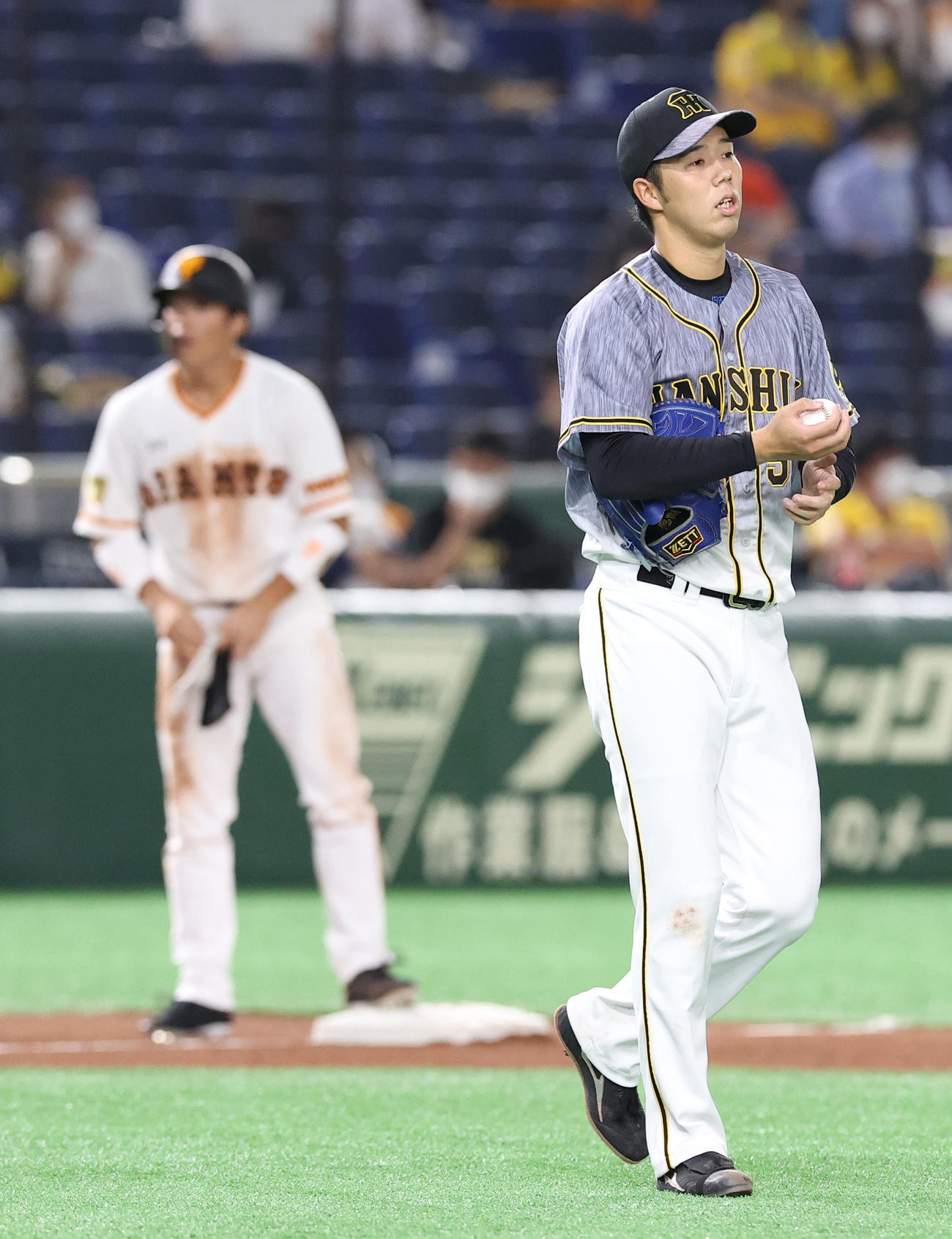巨人対阪神　6回裏巨人無死、重信慎之介（左）に三塁打を浴びた青柳（撮影・垰建太）