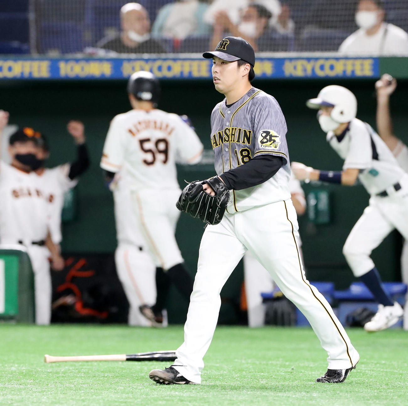 巨人対阪神　8回裏巨人1死一塁、馬場は坂本勇に中越え適時二塁打を打たれ失点する（撮影・加藤哉）