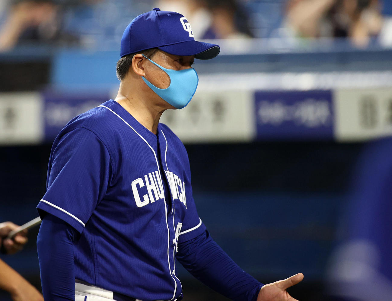 ヤクルト対中日　6回表を終え、選手の交代を告げる中日与田監督（撮影・狩俣裕三）