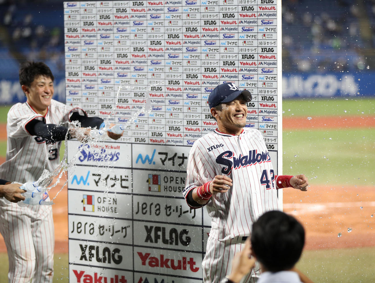 ヤクルト対中日　ヒーローインタビュー後、宮本（左）らから水をかけられる坂口（撮影・狩俣裕三）