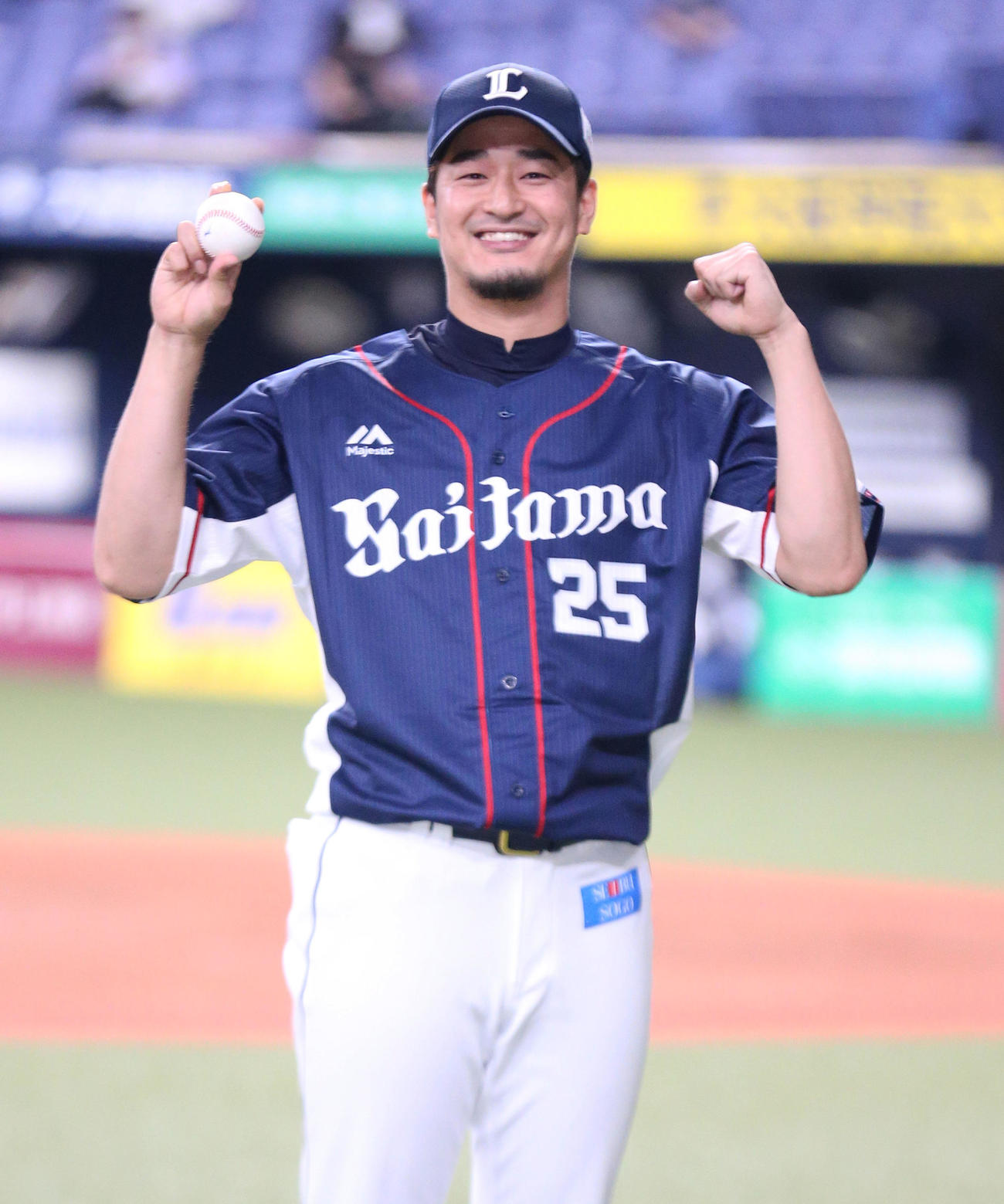 西武平井はヒーローインタビュー後、ウイニングボールを手に笑顔を見せる（撮影・上山淳一）