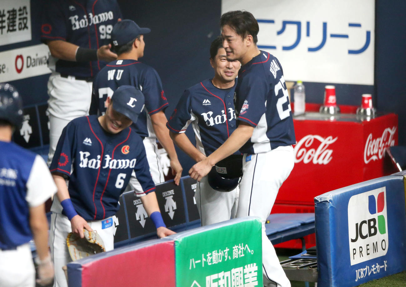 西武先発の平井（右）は初回を投げ終え出迎えるナインに笑顔を見せる（撮影・上山淳一）