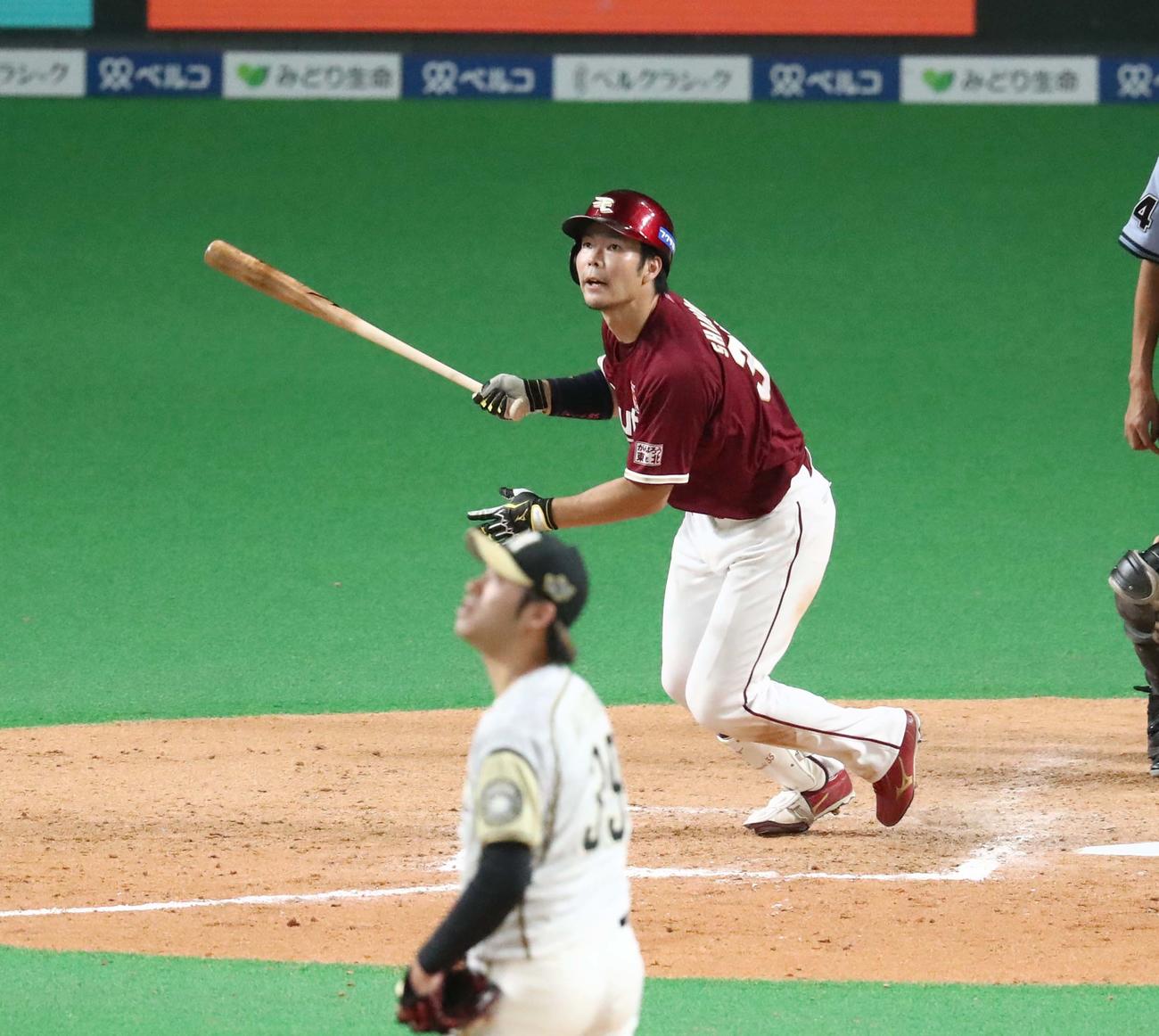 日本ハム対楽天　9回表楽天2死一、二塁、右越え3点本塁打を放つ島内（撮影・黒川智章）