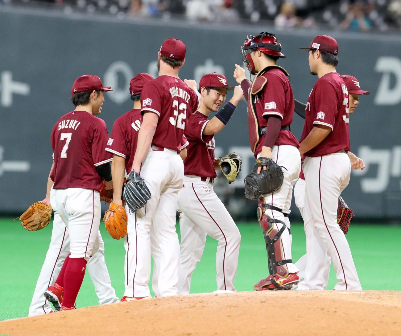 日本ハム対楽天　同点3点本塁打を放った楽天島内（中央）はチームメートと笑顔で引き揚げる（撮影・佐藤翔太）