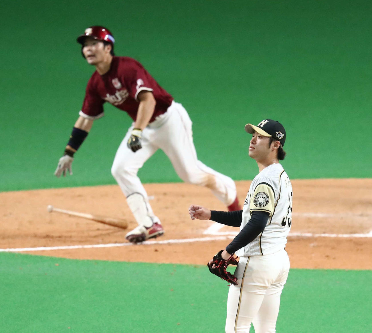 日本ハム対楽天　9回表楽天2死一、二塁、島内（左）に右越え3点本塁打を浴びる日本ハム秋吉（撮影・黒川智章）