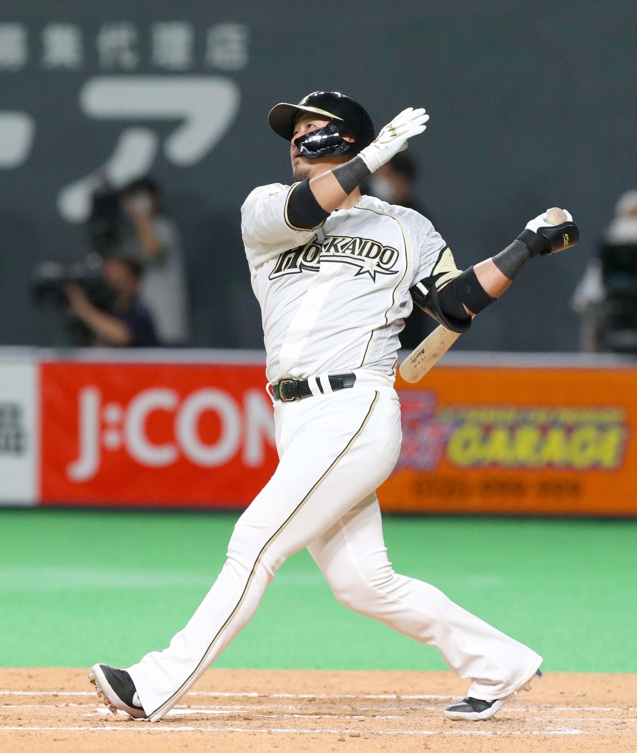 日本ハム対楽天　4回裏日本ハム1死、左越え本塁打を放つ中田（撮影・佐藤翔太）