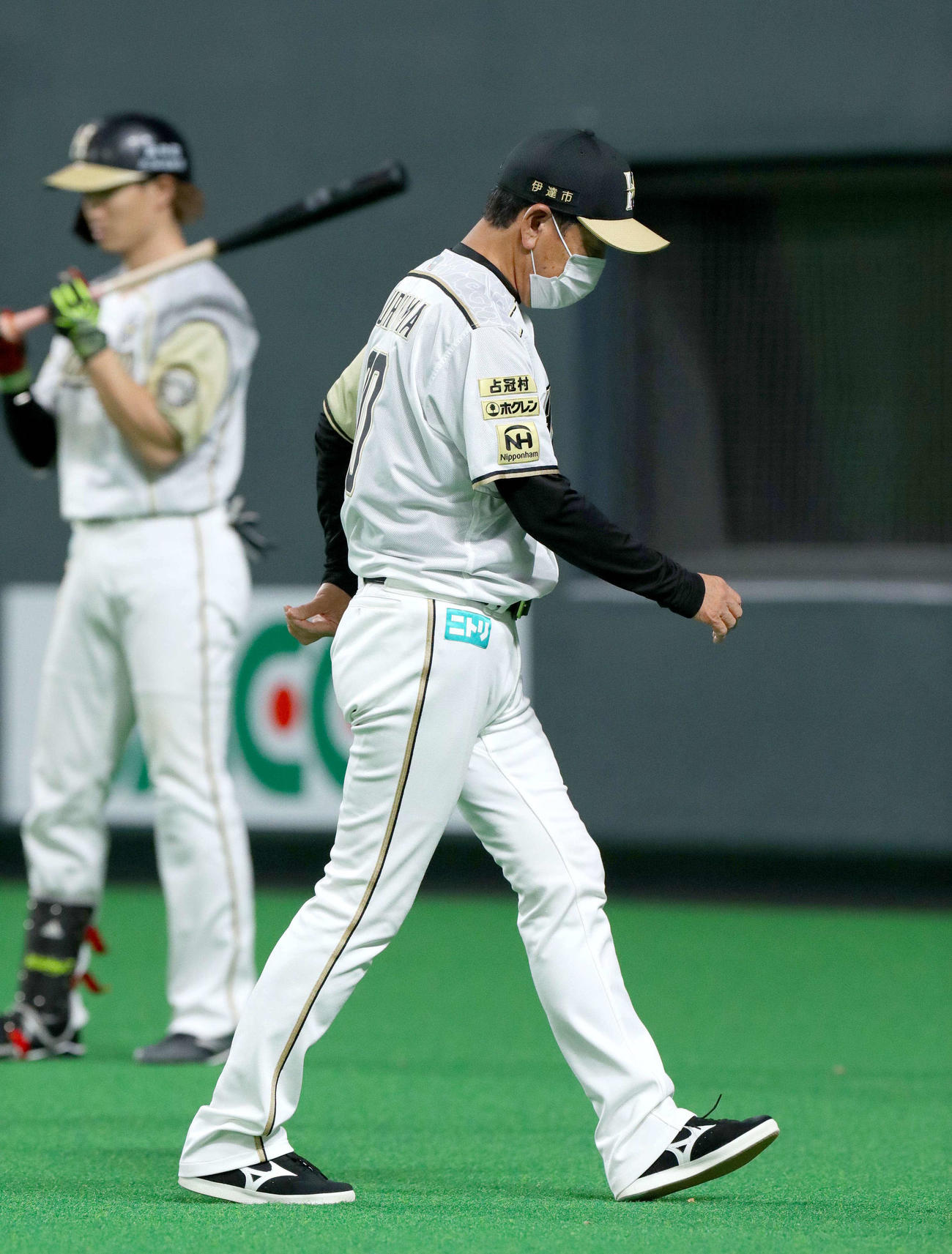 日本ハム対楽天　9回、選手交代を告げベンチに引き揚げる日本ハム栗山監督（撮影・佐藤翔太）