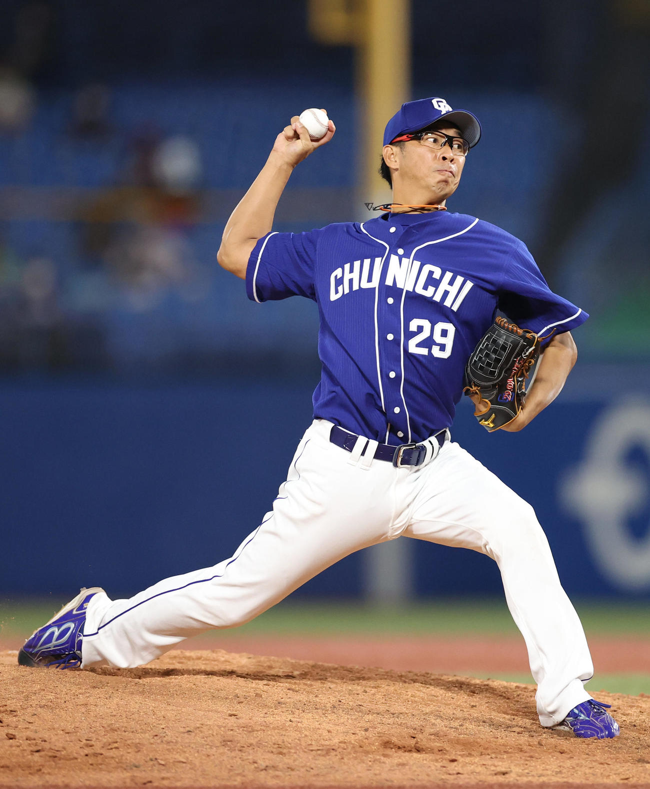 ヤクルト対中日　7回裏から登板する山井（撮影・狩俣裕三）