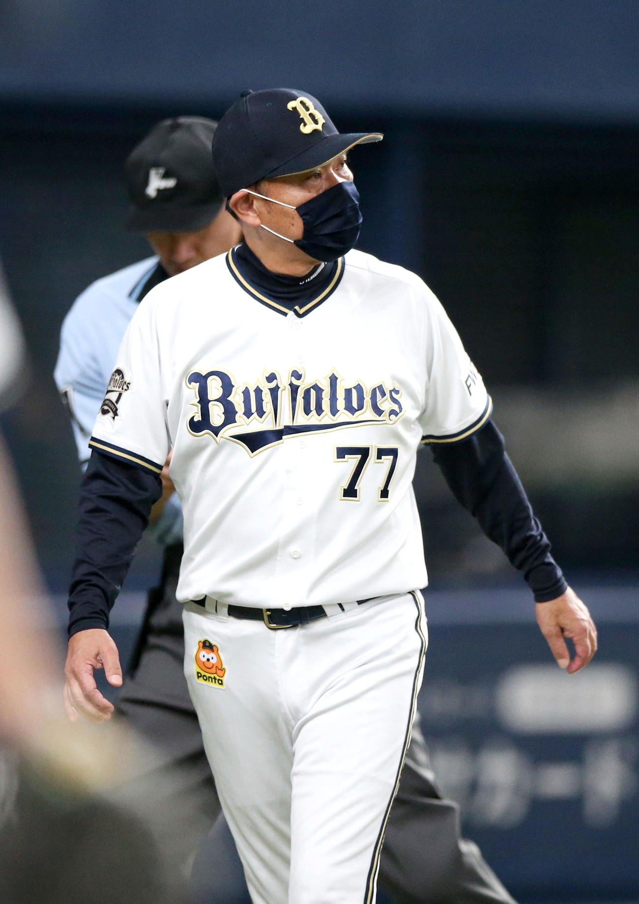 オリックス対西武　3回裏の攻撃を終え、オリックス西村監督は選手交代を告げてベンチへ戻る（撮影・上山淳一）