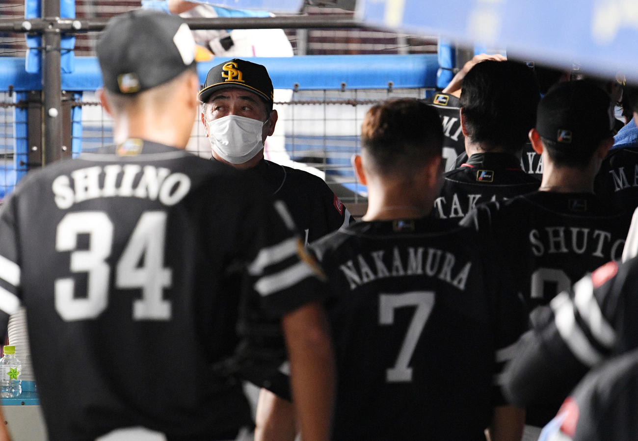 ロッテ対ソフトバンク　サヨナラ負けし肩を落とすソフトバンク工藤監督（奥）（撮影・滝沢徹郎）