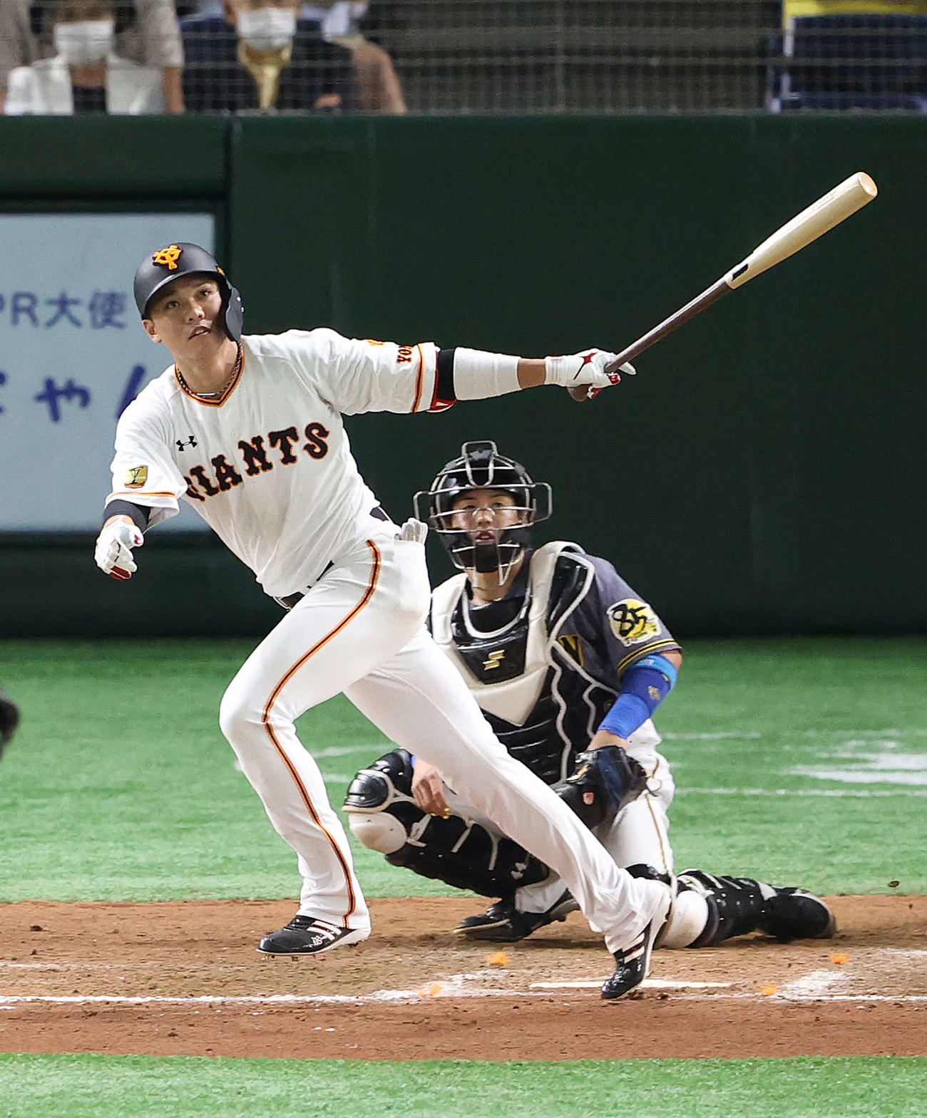 巨人対阪神　8回裏巨人1死一塁、左翼への適時二塁打を放つ坂本（撮影・河野匠）