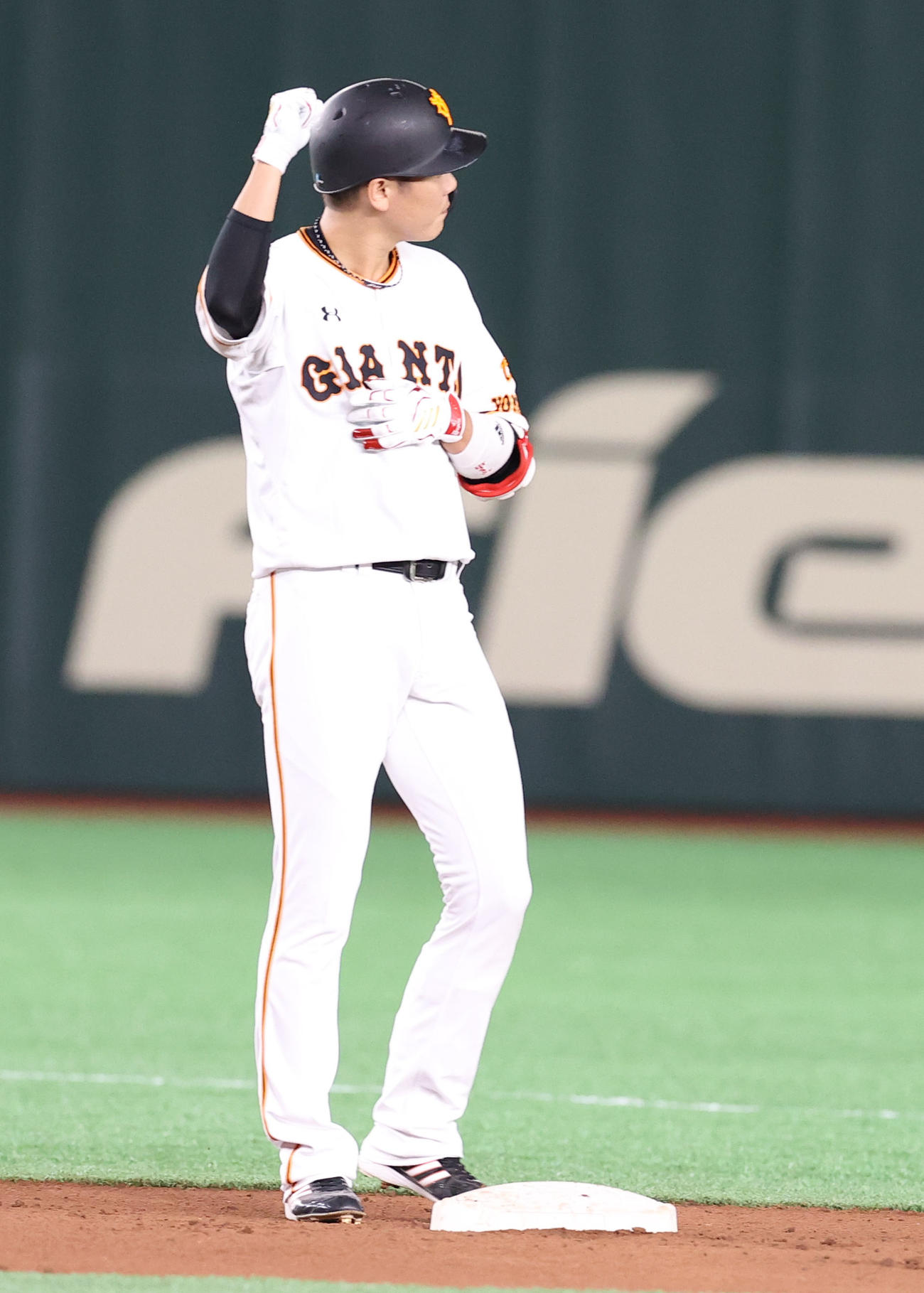 巨人対阪神　8回裏巨人1死一塁、左中間に適時二塁打を放ち塁上でガッツポーズする坂本（撮影・垰建太）