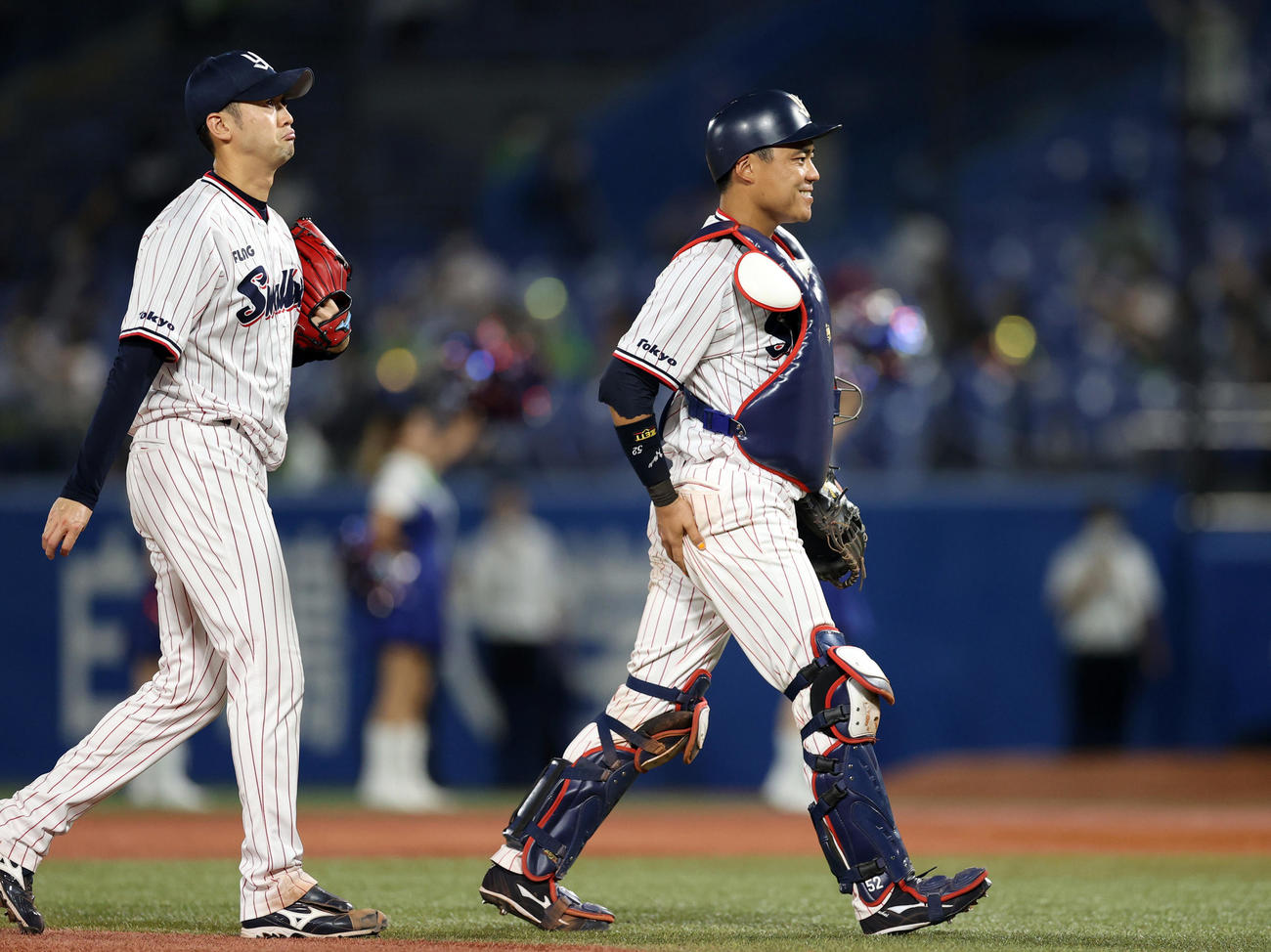 ヤクルト対中日　試合後、笑顔を見せる中村（右）。左は石山（撮影・狩俣裕三）