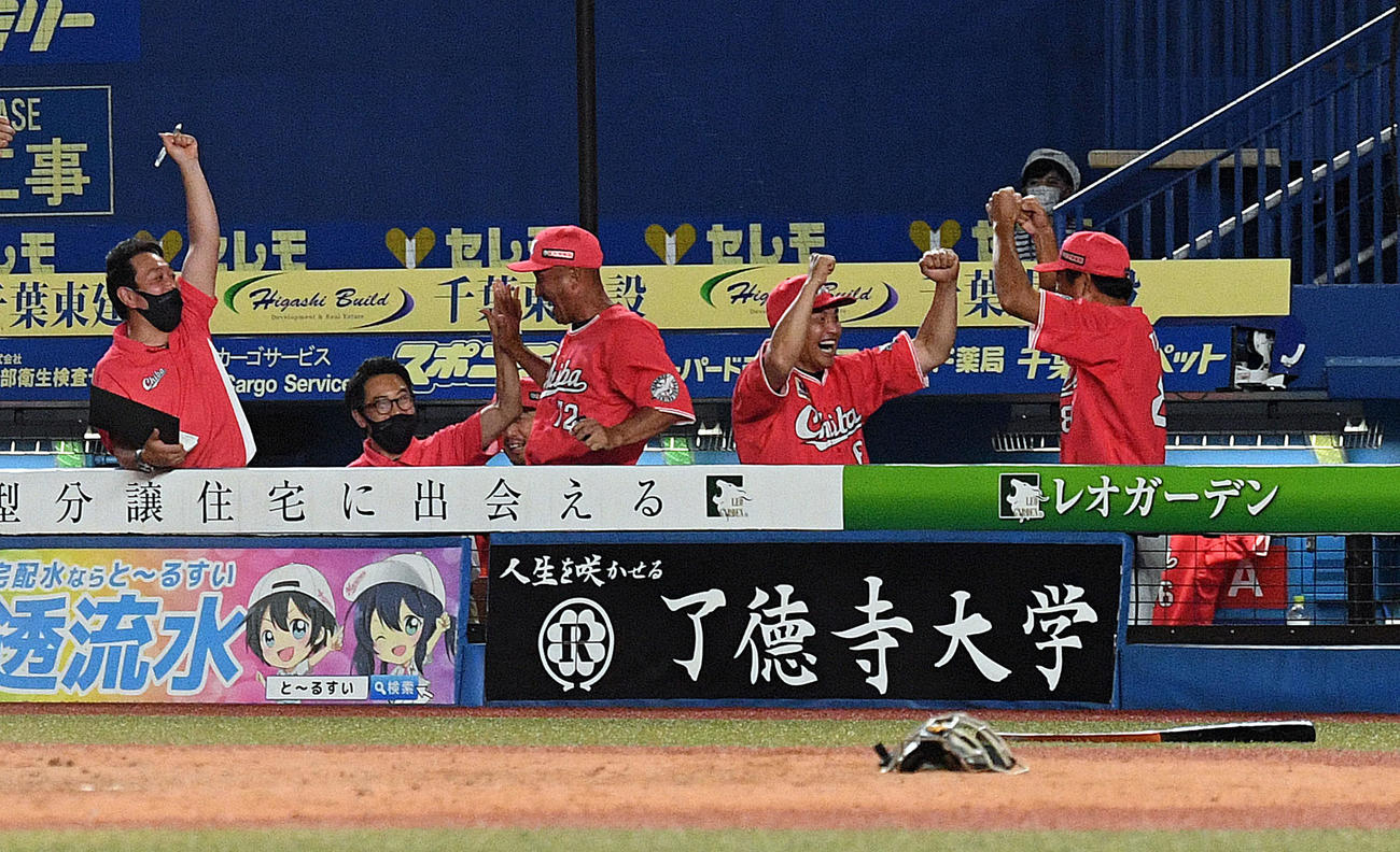 ロッテ対ソフトバンク　10回裏ロッテ2死一、二塁、椎野の暴投から二走鳥谷が生還しサヨナラとなり喜びぶ井口監督（右から2人目）ら（撮影・滝沢徹郎）