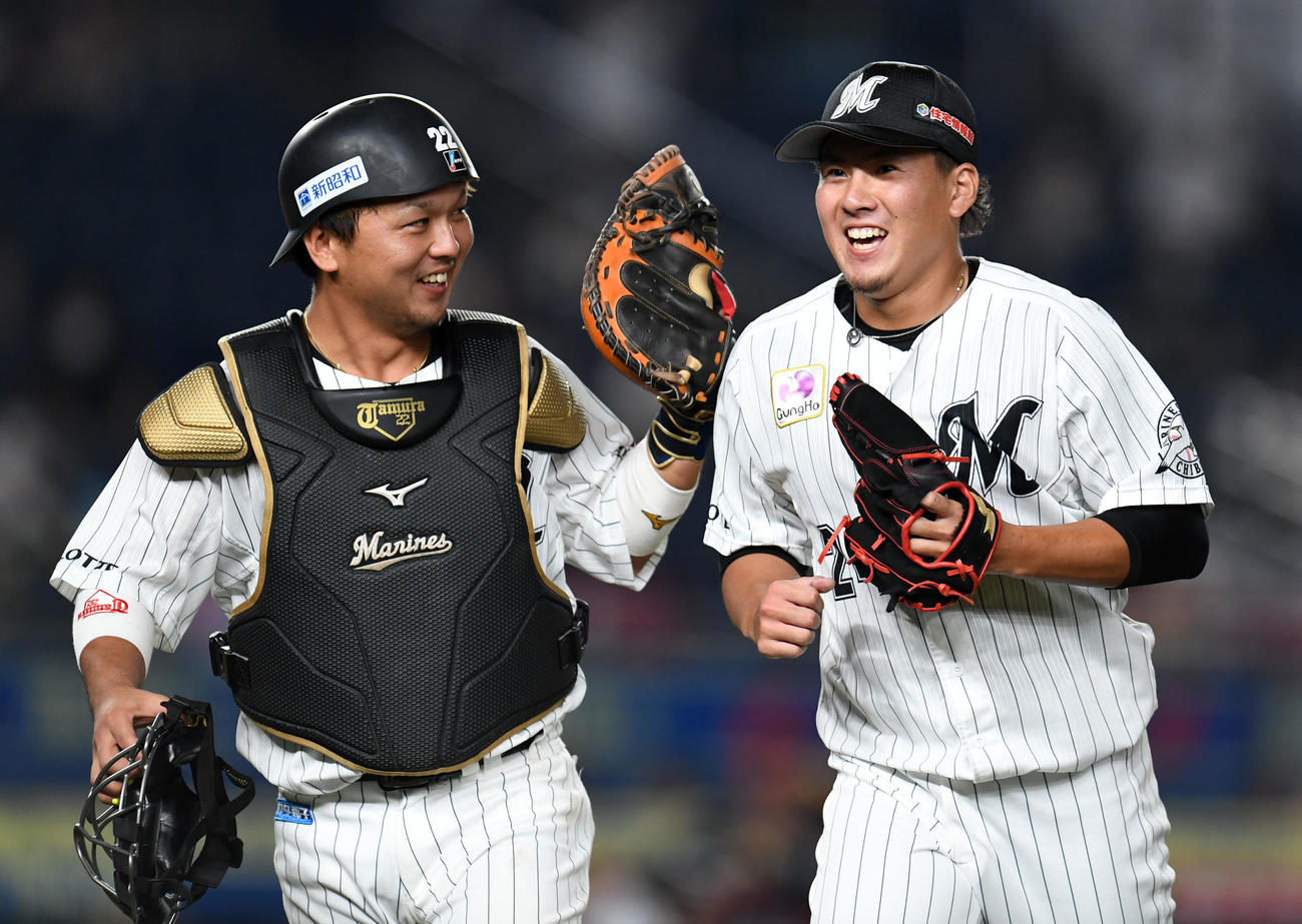ロッテ対ソフトバンク　8回表を無失点に抑え笑顔を見せるロッテ東妻（右）。左は田村（撮影・横山健太）