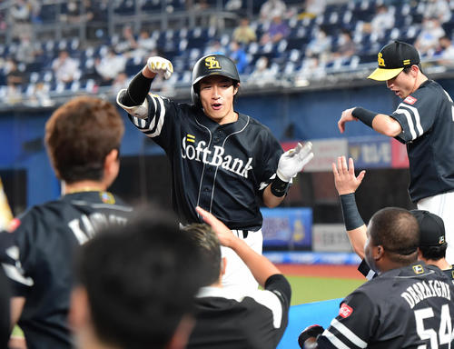 ロッテ対ソフトバンク　6回表ソフトバンク無死、柳田（中央）は中越えに同点ソロ本塁打を放ちベンチのナインの祝福を受ける（撮影・小沢裕）