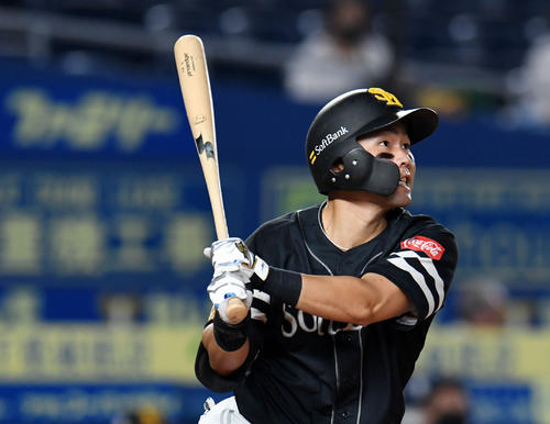 ロッテ対ソフトバンク　3回表ソフトバンク1死一塁、右越え2点本塁打を放つ中村晃（撮影・横山健太）