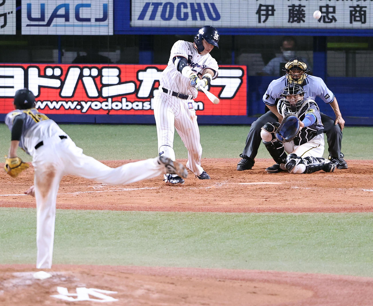 ヤクルト対阪神　5回裏ヤクルト1死、村上は左翼ソロ本塁打を放つ。投手藤浪（撮影・浅見桂子）