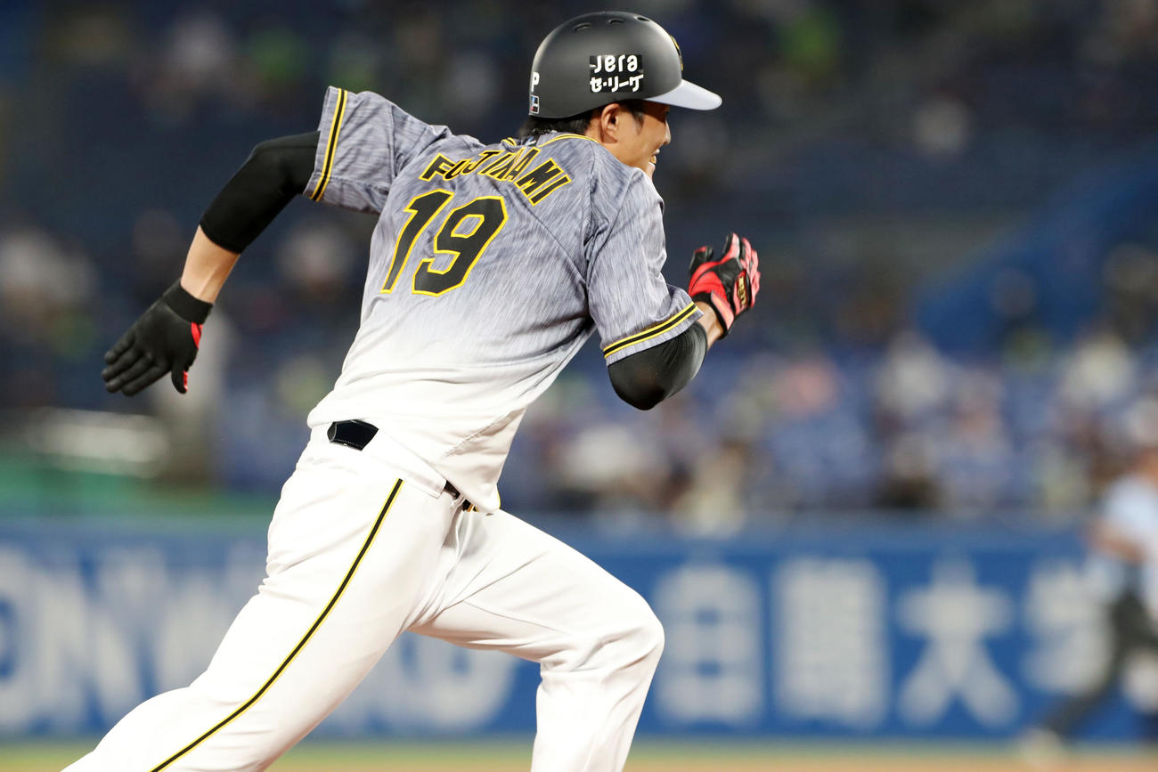 ヤクルト対阪神　2回表阪神1死二、三塁、三走藤浪は上本の二邪飛でスタートを切り生還（撮影・加藤哉）