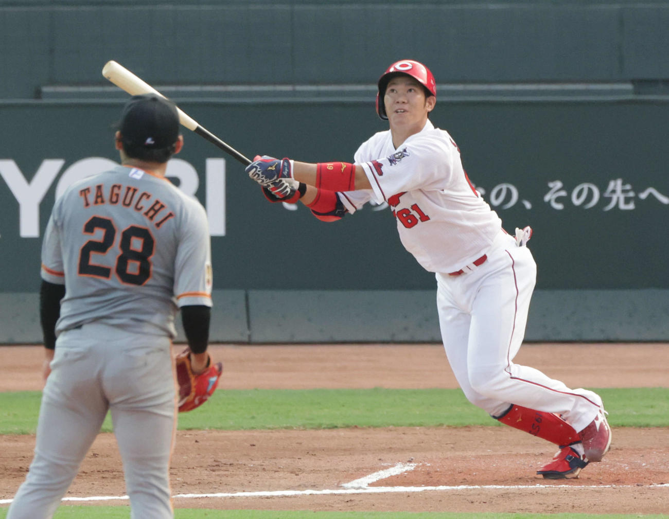 坂倉は右越え3点本塁打を放つ（撮影・加藤孝規）