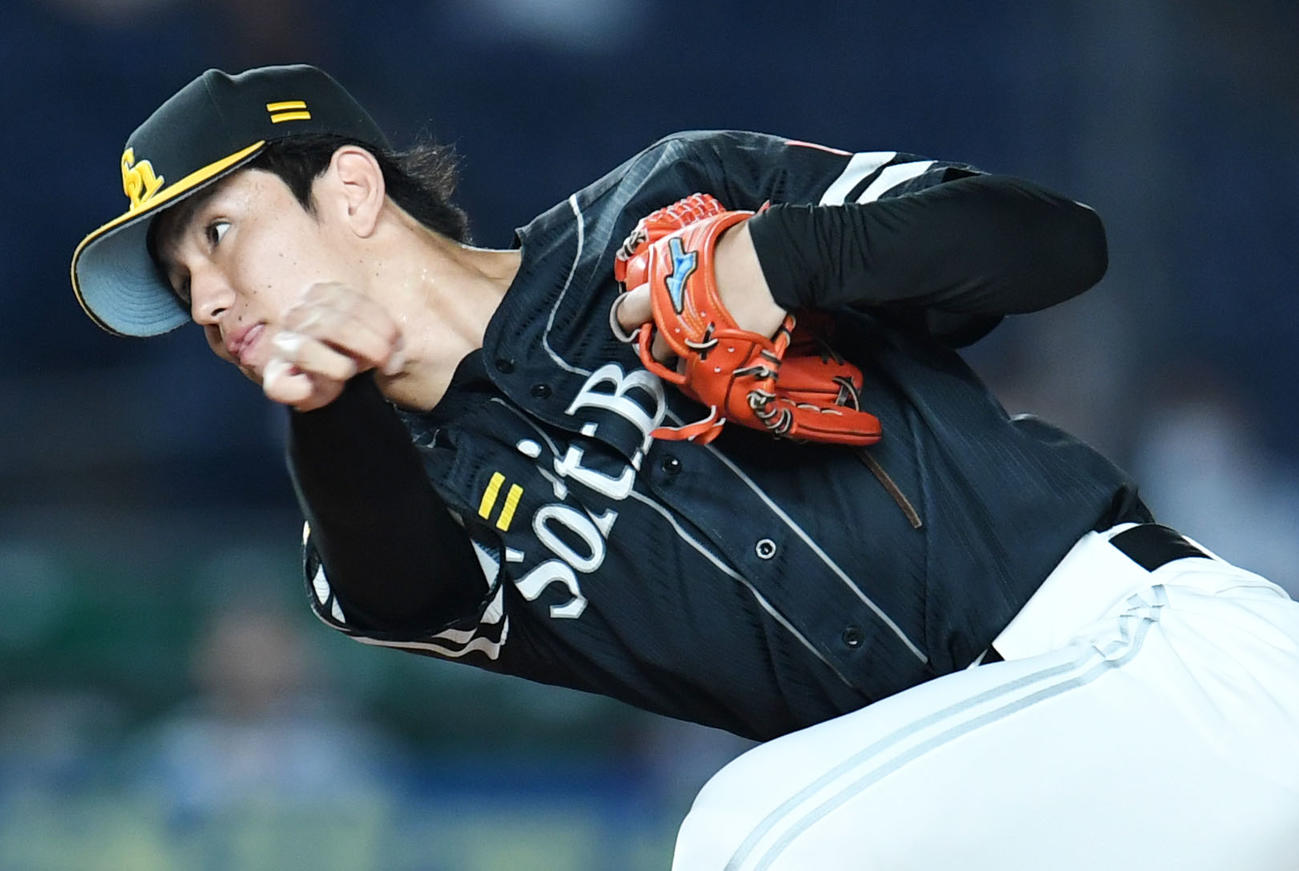 ロッテ対ソフトバンク　6回裏から2番手で登板したソフトバンク高橋礼（撮影・横山健太）