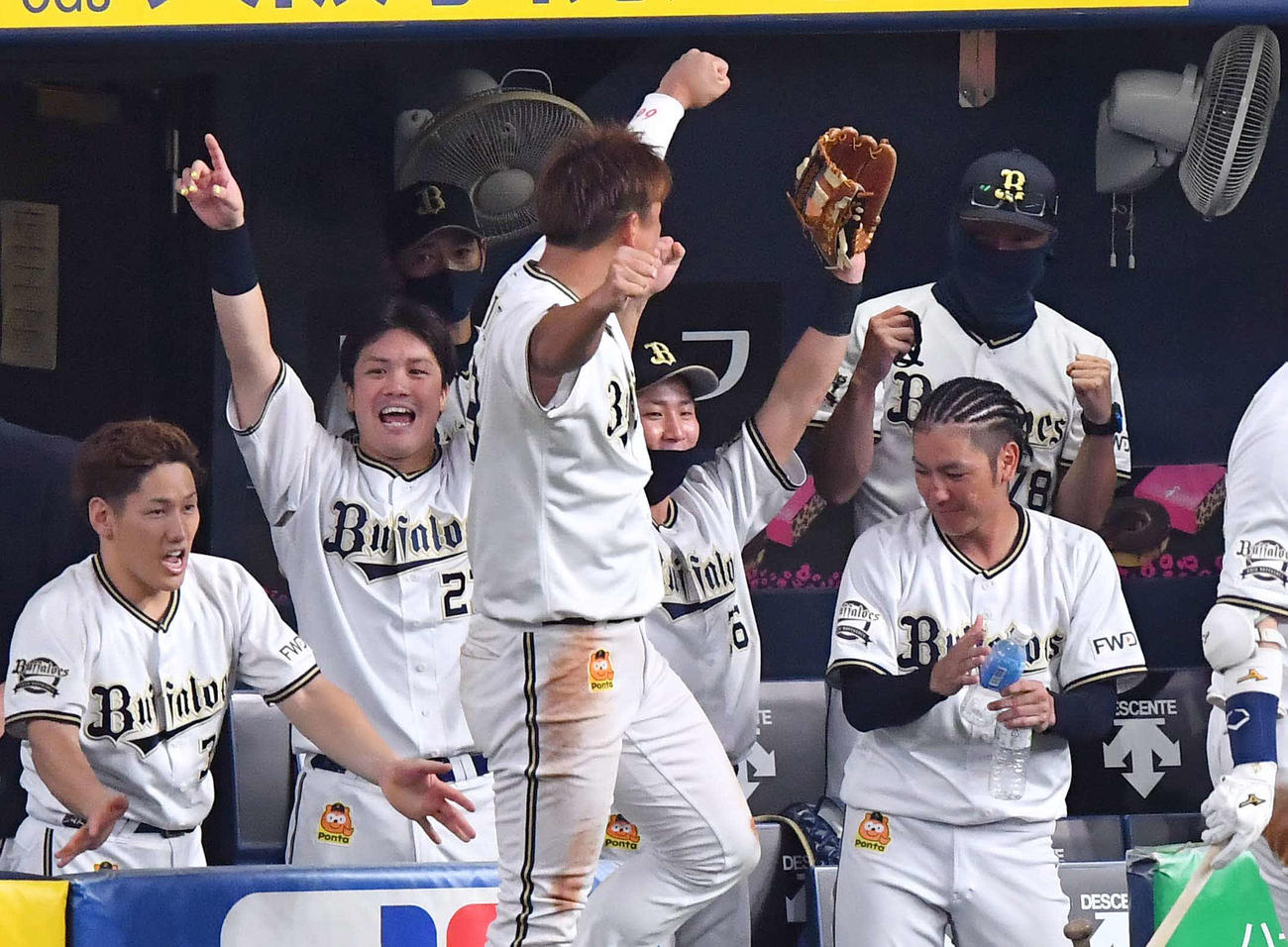 オリックス対西武　8回裏オリックス1死満塁、アダム・ジョーンズの左前2点勝ち越し適時打にベンチでガッツポーズするオリックス中島聡監督代行（右奥）（撮影・上田博志）