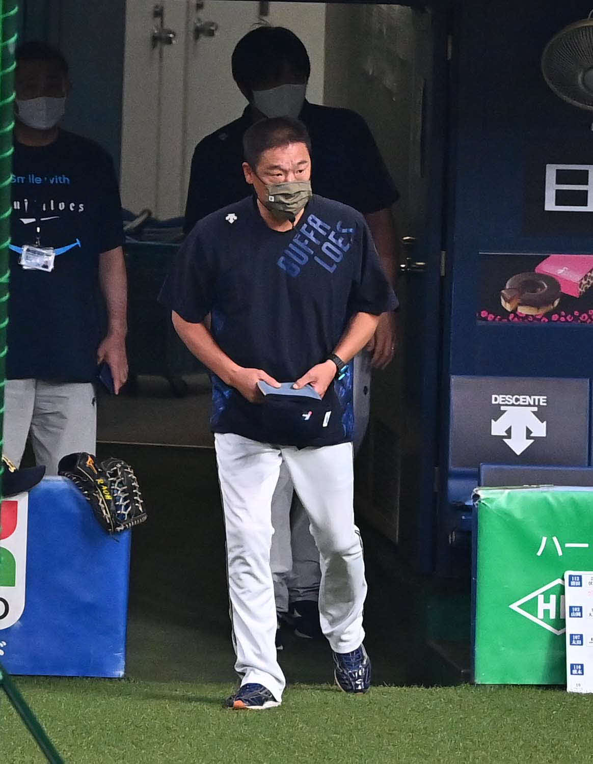 西武戦の試合前、一礼してグラウンドに入るオリックス中嶋監督代行（撮影・上田博志）