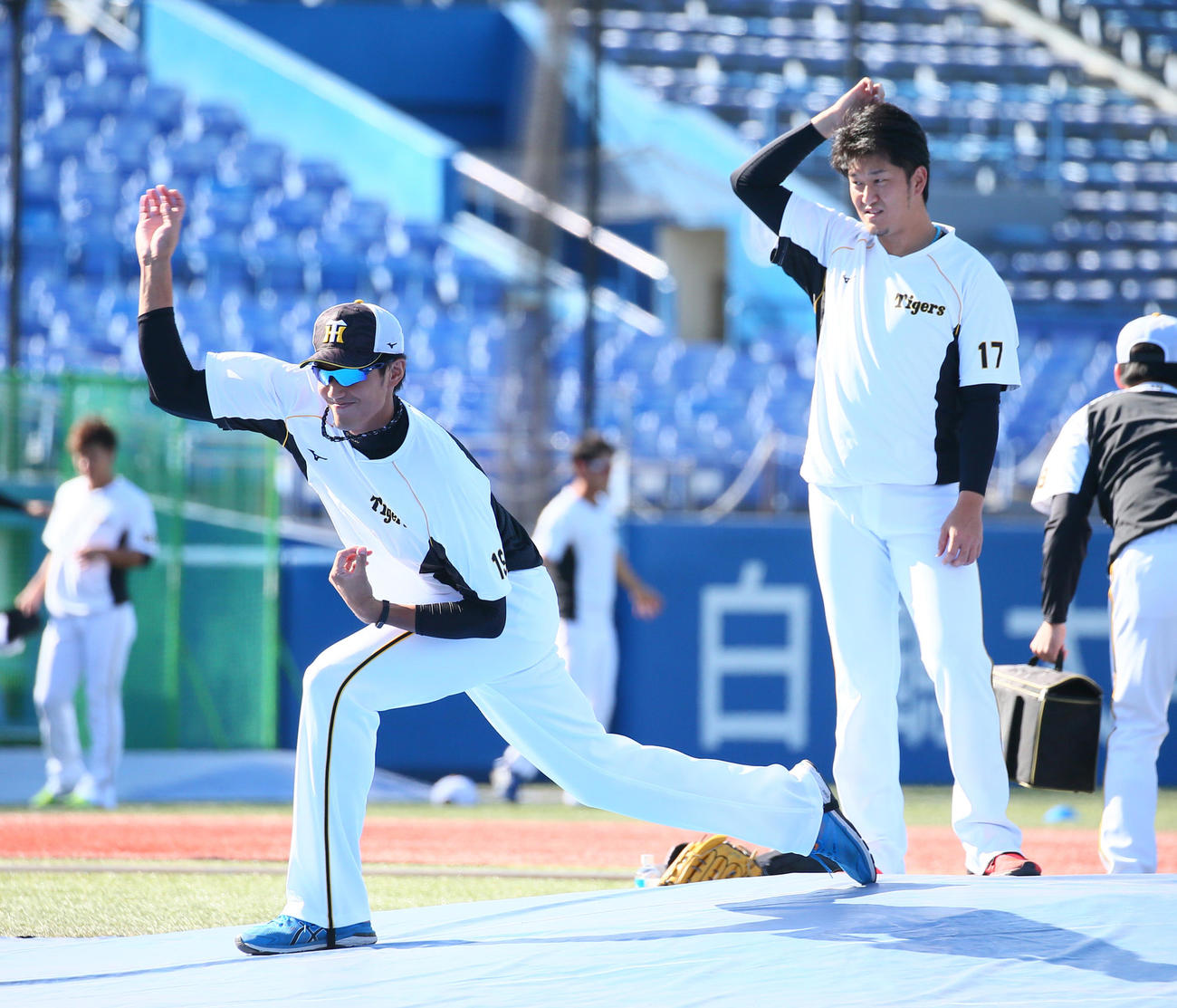 試合前、マウンドの感触を確かめる阪神の藤浪（左）と岩貞（撮影・足立雅史）