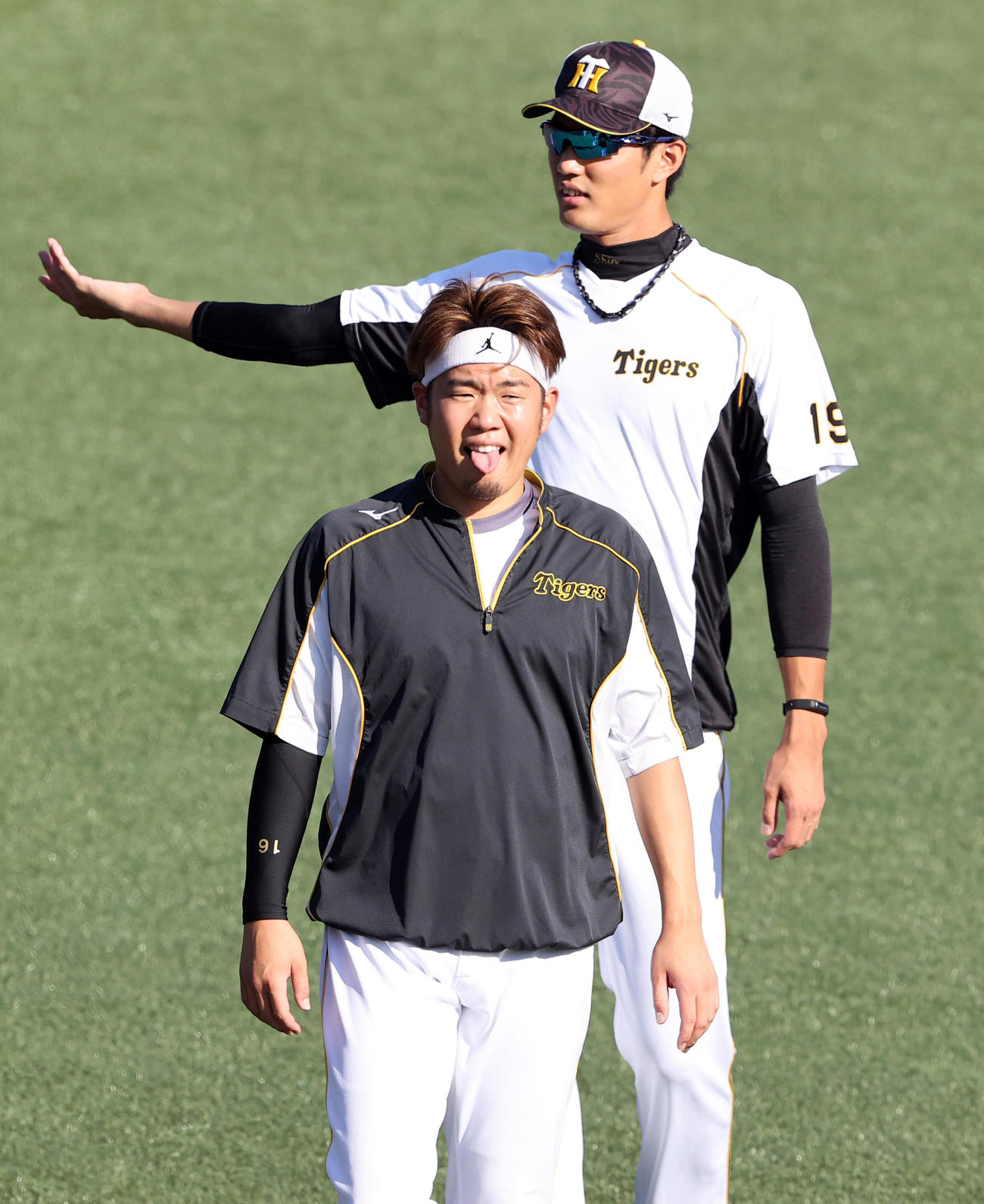 ヤクルト対阪神　試合前のウオームアップ中、暑さに舌を出す阪神西勇。後方は藤浪（撮影・浅見桂子）
