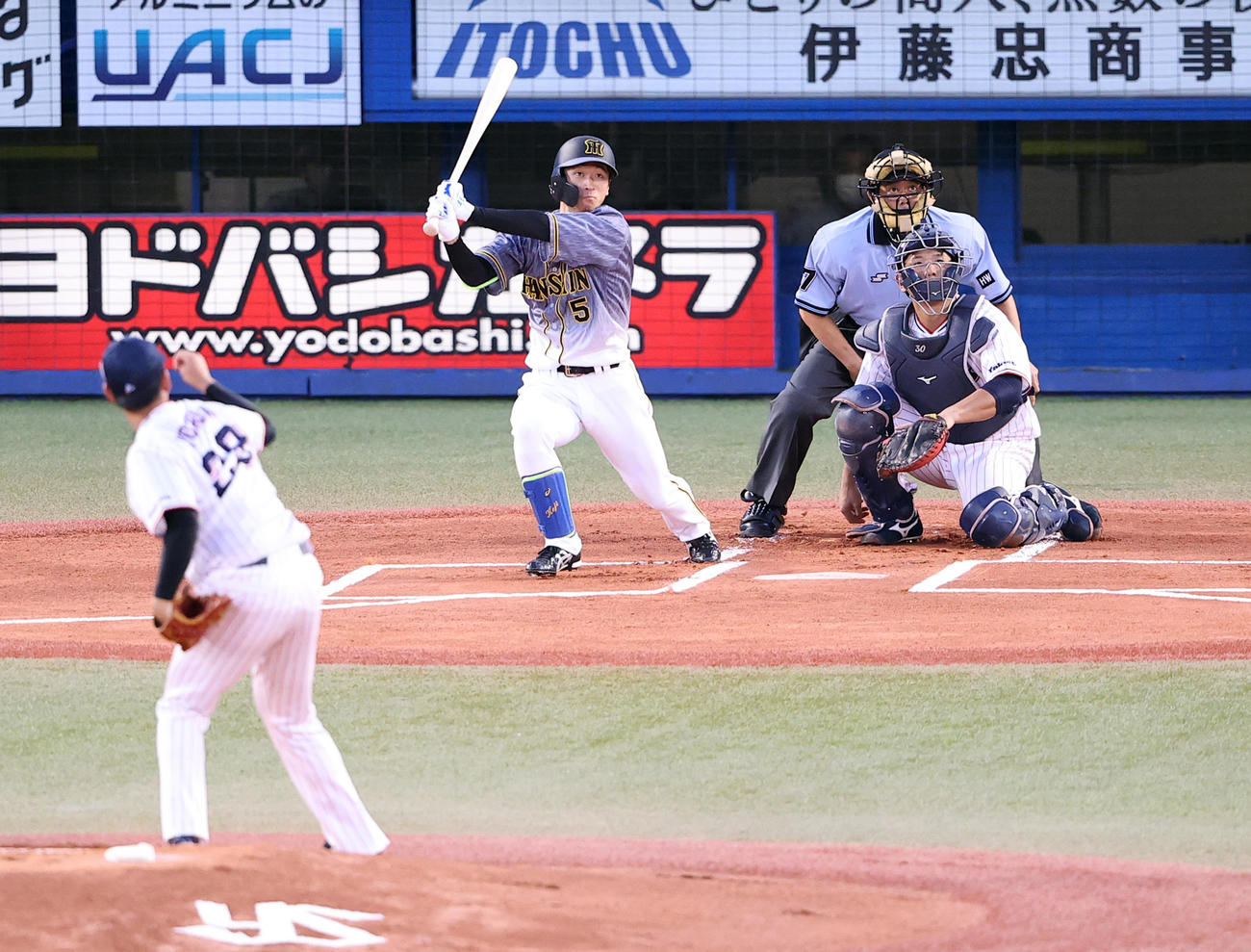 ヤクルト対阪神　1回表阪神無死、近本光司は左二塁打を放つ。投手吉田喜（撮影・浅見桂子）