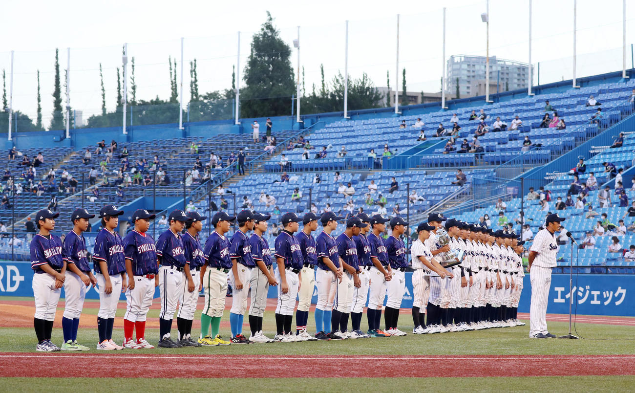 ヤクルト対阪神　2019年の優勝報告会を行うヤクルトスワローズJrチームとあいさつする度会監督、左手は2020年度チーのナインたち（撮影・加藤哉）