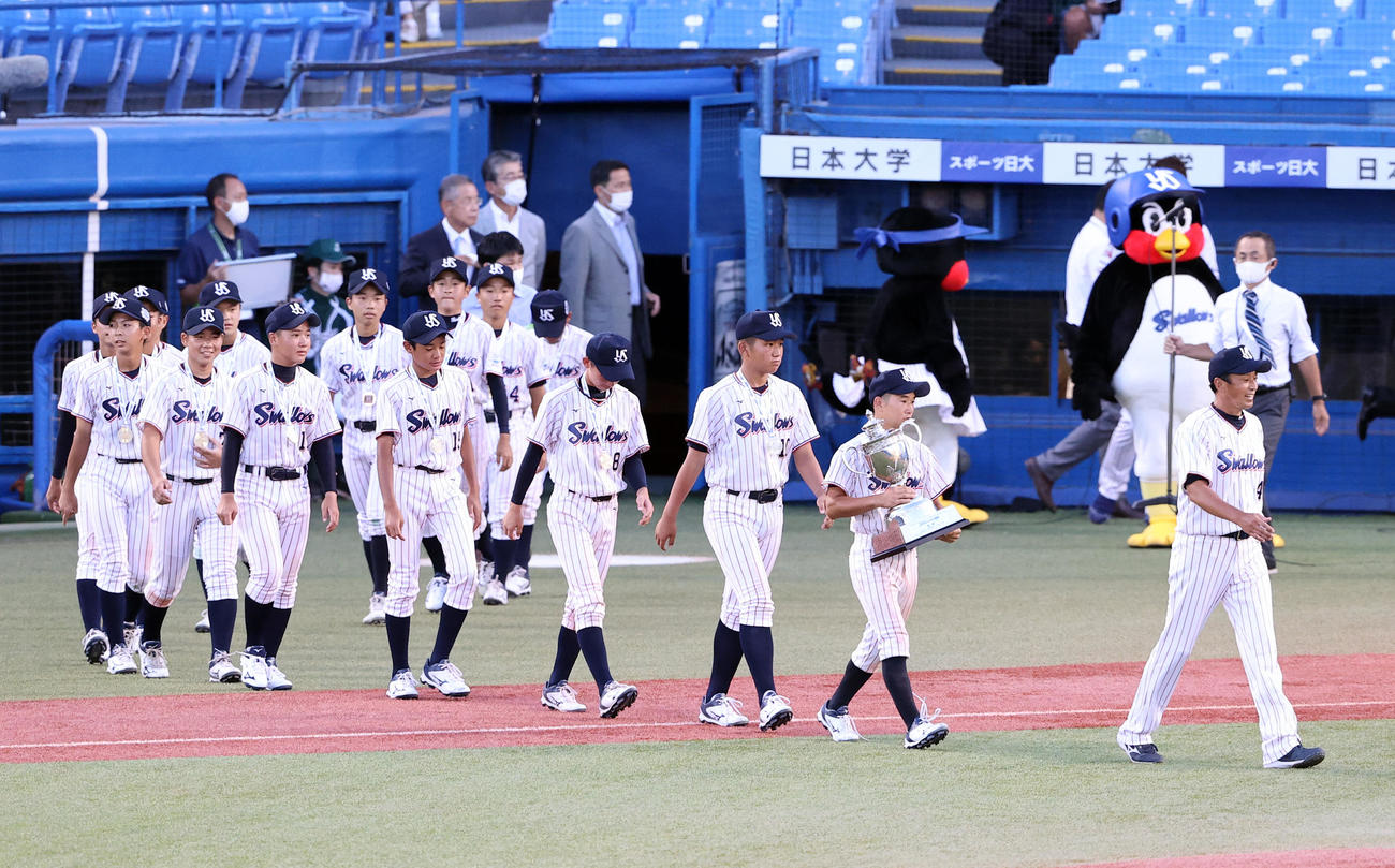ヤクルト対阪神　お披露目会に登場した12球団ジュニアトーナメントで優勝したスワローズジュニア（撮影・浅見桂子）