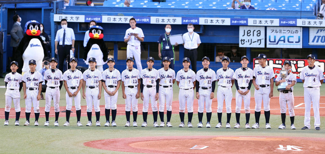 ヤクルト対阪神　お披露目会に登場した12球団ジュニアトーナメントで優勝したスワローズジュニア（撮影・浅見桂子）