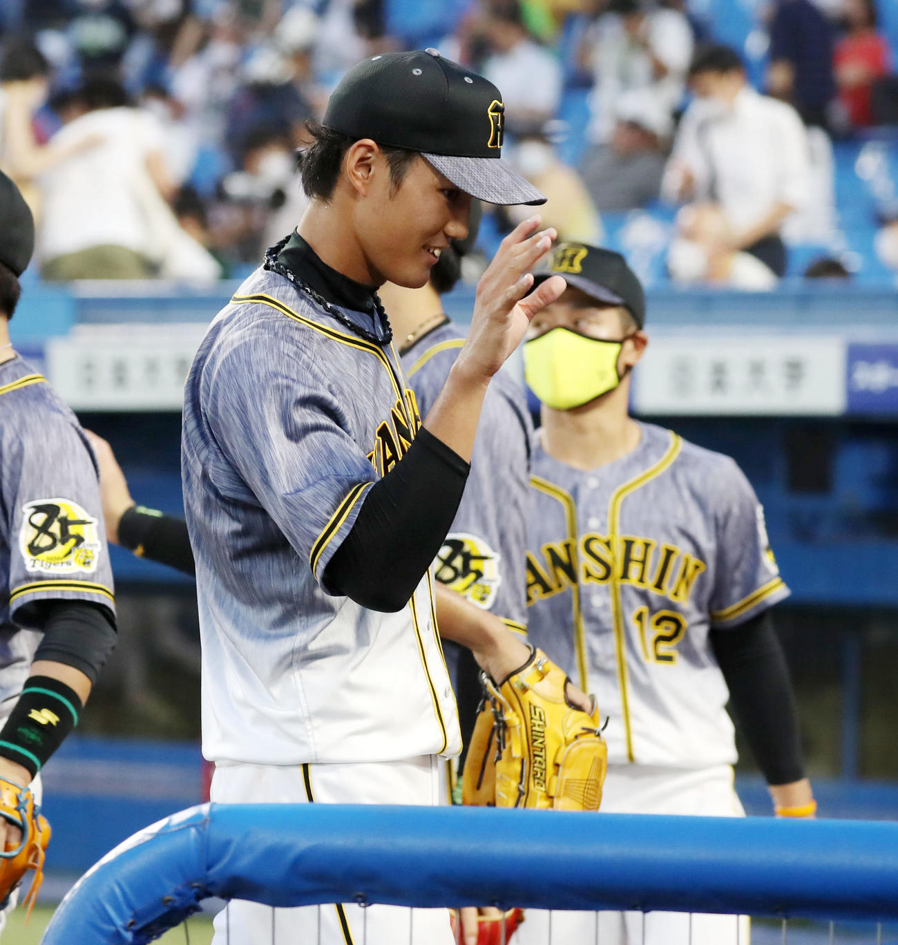 ヤクルト対阪神　1回裏ヤクルト2死二塁、藤浪は村上から三振を奪いベンチのナインとエアタッチする（撮影・加藤哉）