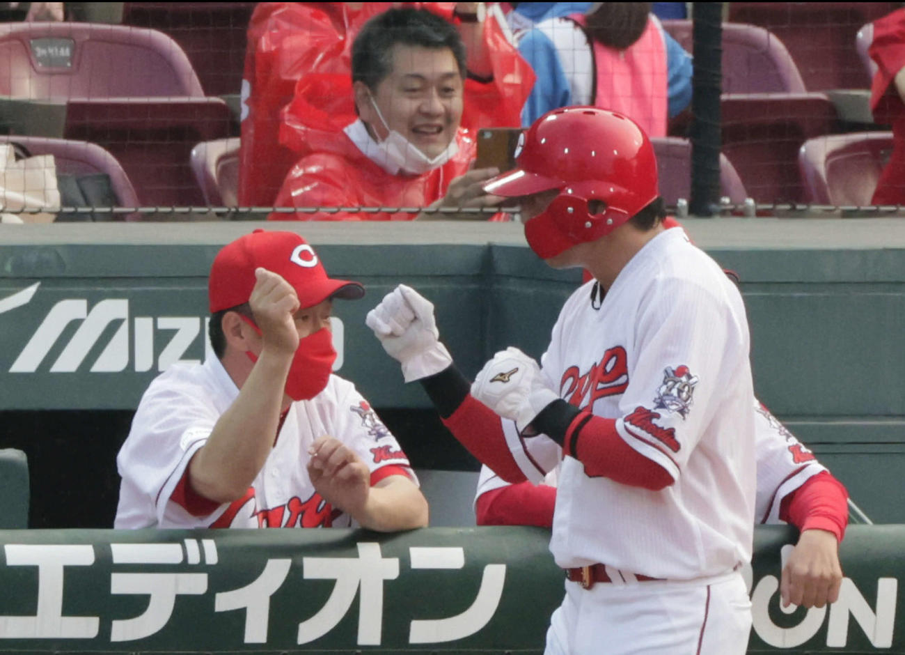 広島対巨人　1回裏広島無死一、三塁、西川の先制右適時打で長野が生還。佐々岡監督に迎えられる（撮影・加藤孝規）