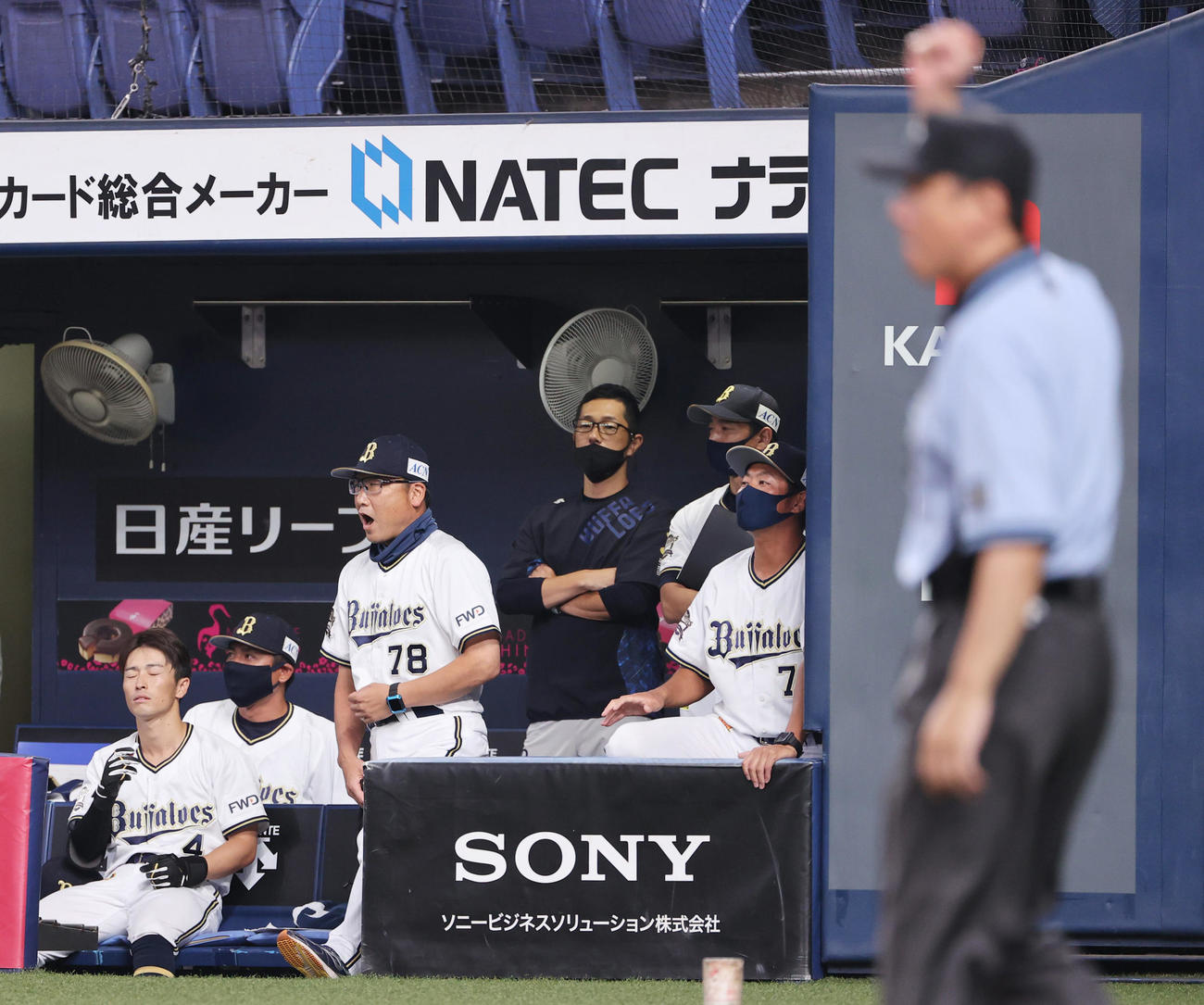 オリックス対西武　5回裏オリックス2死一塁、T－岡田のアウト判定にリプレー検証を要求した中嶋聡監督代行（中央）は判定が覆らずがっくり（撮影・清水貴仁）