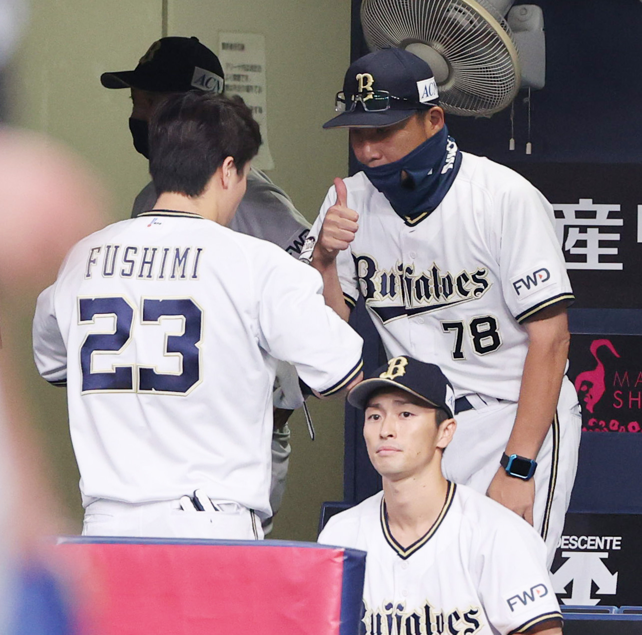 オリックス対西武　2回、ベンチでサムアップをみせる中嶋聡監督代行（撮影・清水貴仁