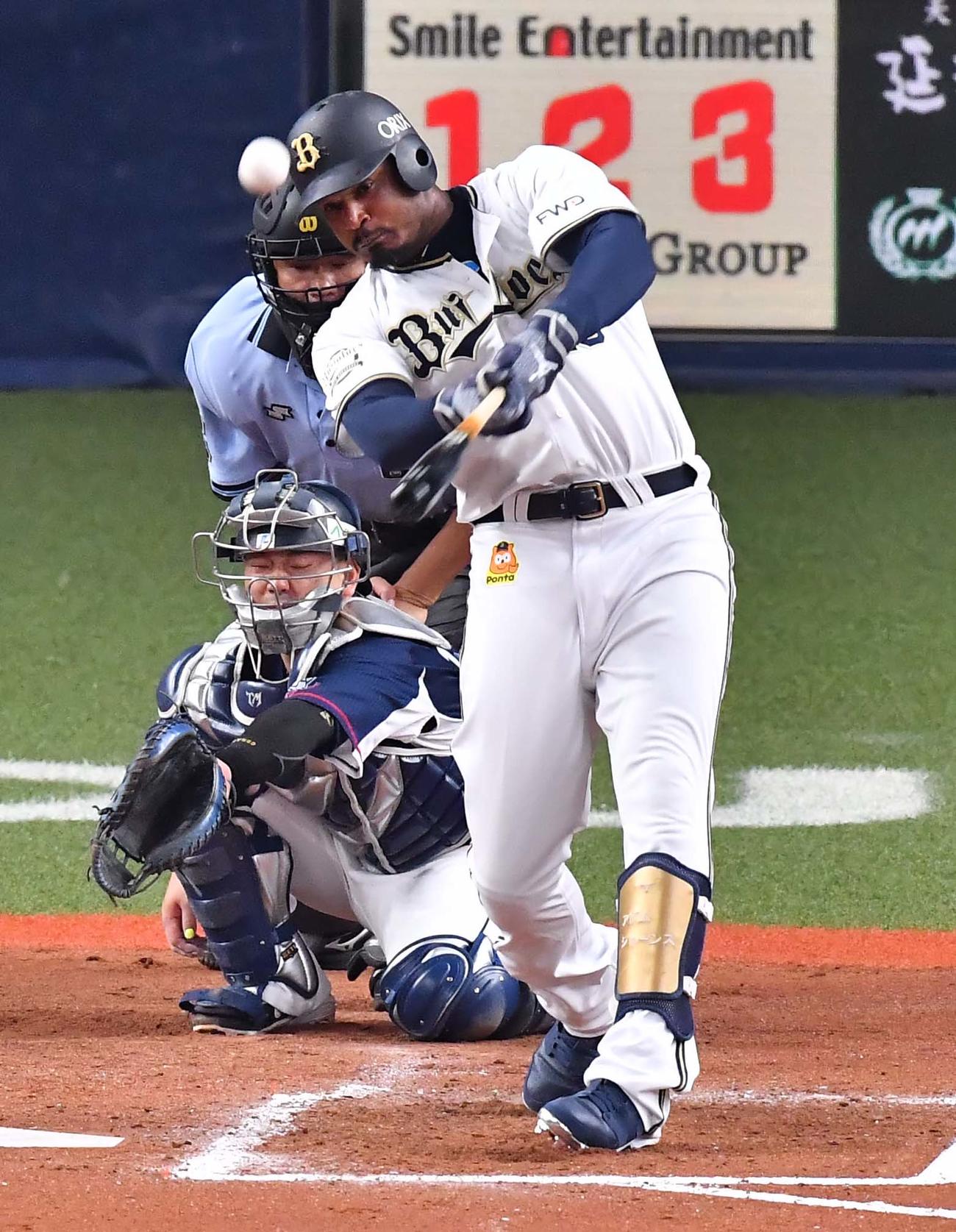 オリックス対西武　7回裏オリックス無死、左中間に同点ソロ本塁を放つジョーンズ（撮影・上田博志）