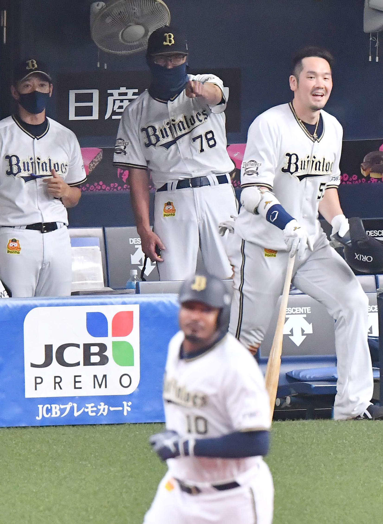 オリックス対西武　7回裏オリックス無死、中越えに同点ソロ本塁を放ったアダム・ジョーンズを指さし喜ぶ中島聡監督代行（中央））（撮影・上田博志）