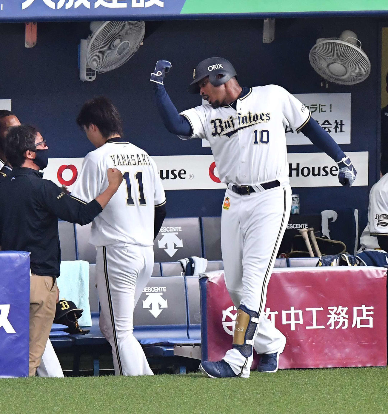 オリックス対西武　7回裏オリックス無死、中越えに同点ソロ本塁を放ちガッツポーズするアダム・ジョーンズ（撮影・上田博志）