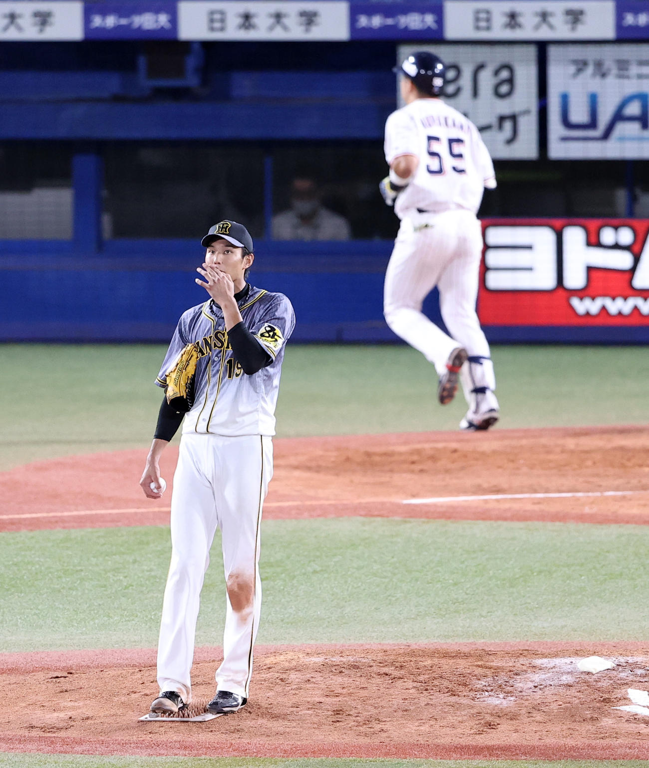 ヤクルト対阪神　5回裏ヤクルト1死、村上に左翼ソロ本塁打を許し、悔しそうな藤浪（撮影・浅見桂子）