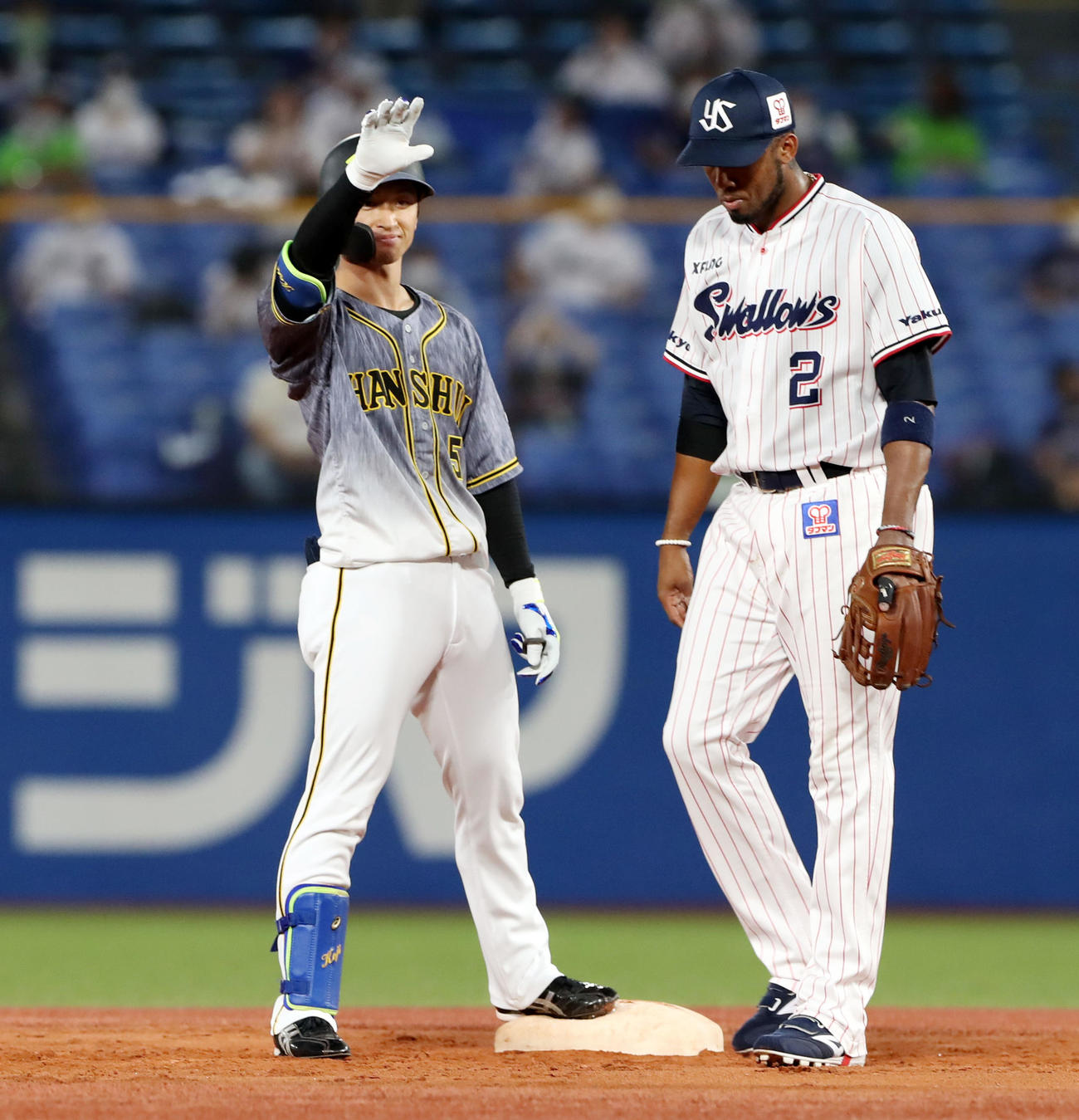 ヤクルト対阪神　2回表阪神1死満塁、近本は右線に適時二塁打を放ちベンチに向かってポーズを決める（撮影・加藤哉）