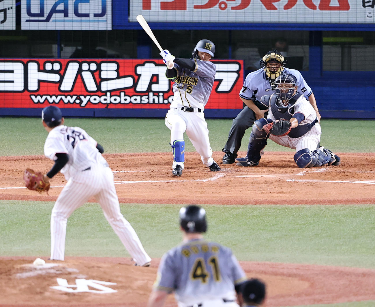 ヤクルト対阪神　2回表阪神1死満塁、近本は2点適時二塁打を放つ。投手吉田喜（撮影・浅見桂子）