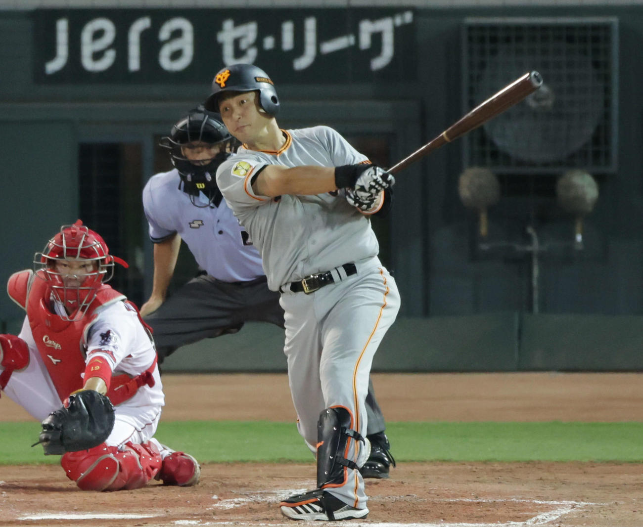 広島対巨人　4回表巨人2死二塁、中島は右適時打を放つ（撮影・加藤孝規）