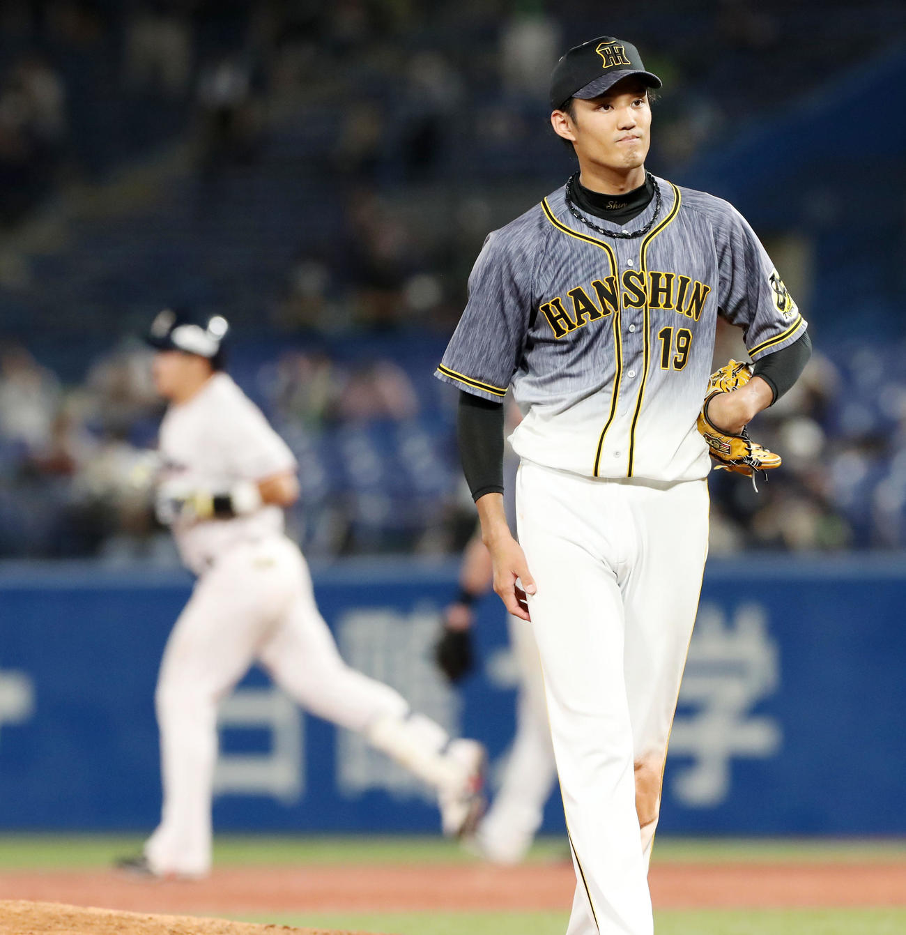 ヤクルト対阪神　5回裏ヤクルト1死、藤浪は村上に左越え本塁打を被弾（撮影・加藤哉）