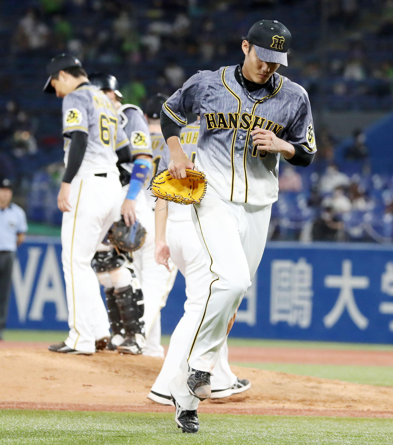 ヤクルト対阪神　7回裏、打者村上を迎えたところで降板する藤浪（撮影・加藤哉）
