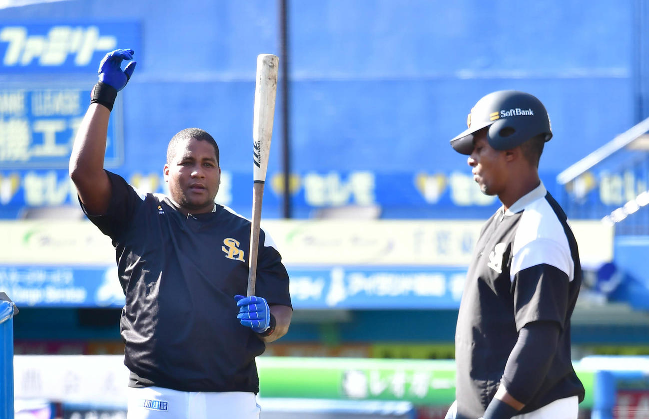 ロッテ対ソフトバンク　試合前の練習に臨むソフトバンクのデスパイネ（左）とグラシアル（撮影・小沢裕）