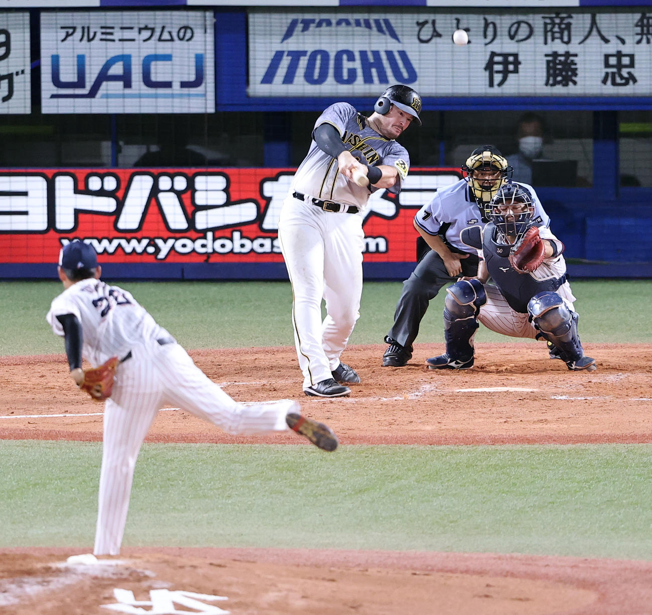 ヤクルト対阪神　3回表阪神2死一塁、ボーアは2点本塁打を放つ。投手吉田喜（撮影・浅見桂子）