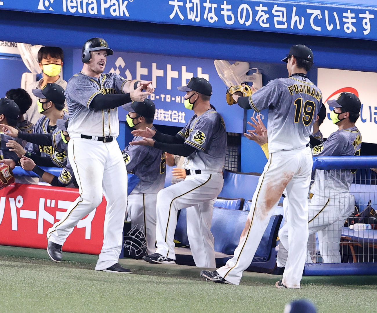 ヤクルト対阪神　3回表阪神2死一塁、ボーア（左）が2点本塁打を放ち、迎える藤浪（右）にポーズ（撮影・浅見桂子）