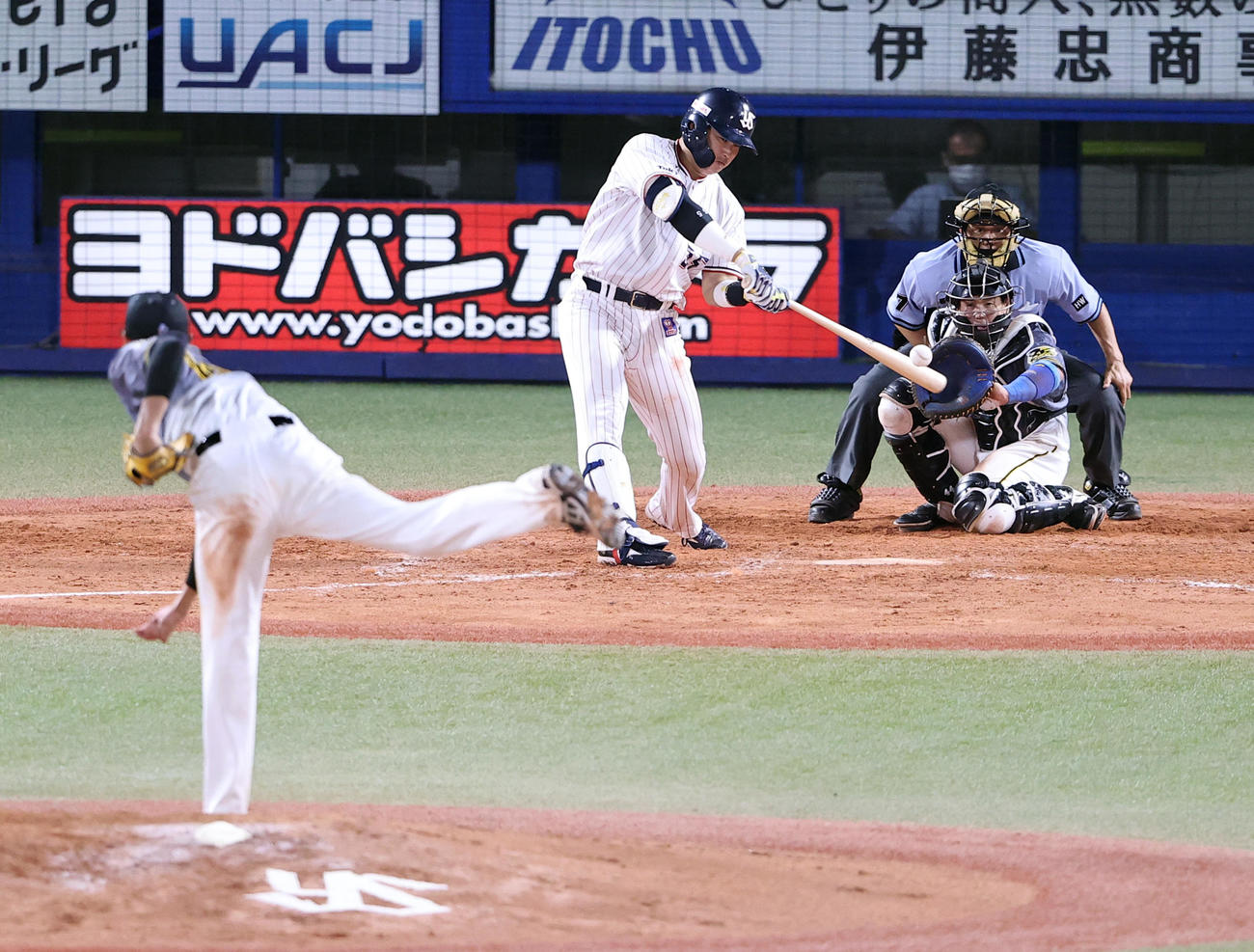 ヤクルト対阪神　5回裏ヤクルト1死、村上は左翼ソロ本塁打を放つ。投手藤浪（撮影・浅見桂子）